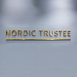/media-library_800x800/Nordic trustee Clarex Receptionsskylt guldtitanlegerad 4.png